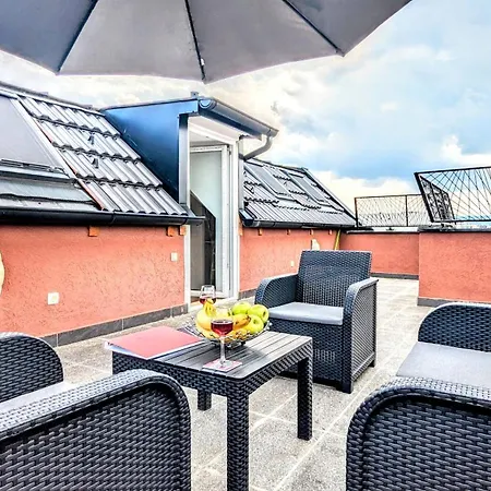 Spacious & Attractive 600m-7minuta Hoda Od Centra, Mogucnost Za Parking-apartmani-nsmilos